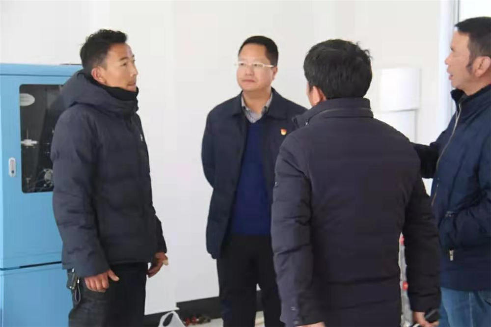 吉隆縣縣委副書記、縣長(zhǎng)胡紅等領(lǐng)導(dǎo)班子進(jìn)行檢查和指導(dǎo)工作