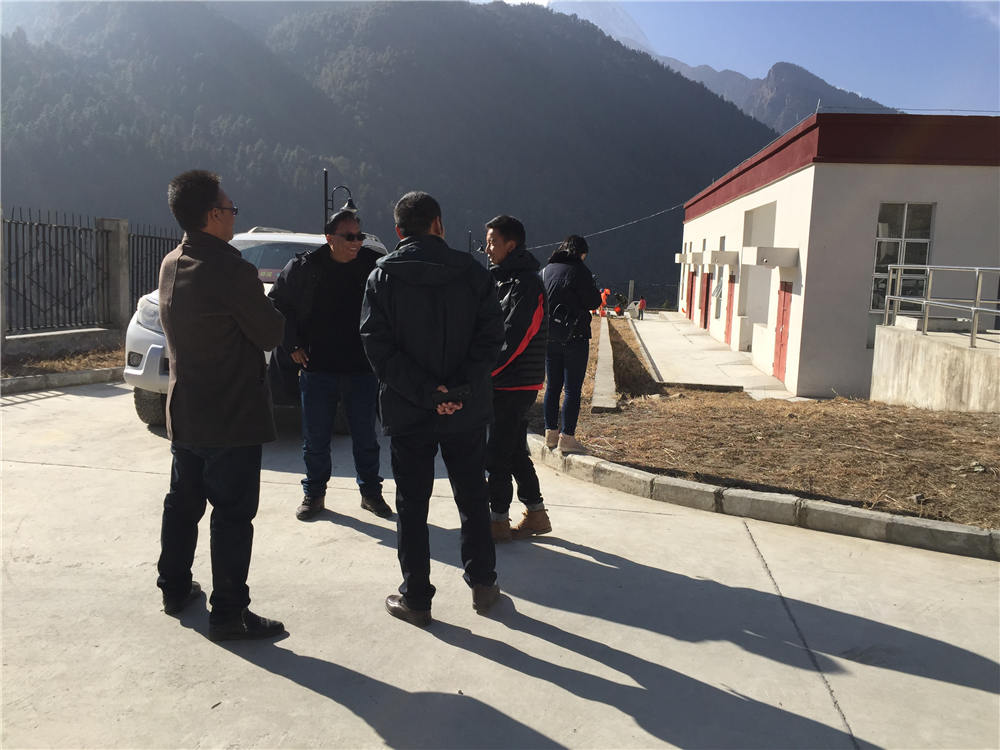 日喀則市環(huán)保督導(dǎo)組蒞臨吉隆縣污水處理廠檢查并指導(dǎo)工作，我吉隆縣環(huán)保局局長(zhǎng)和分管縣長(zhǎng)熊等領(lǐng)導(dǎo)陪同